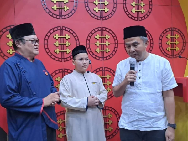 Bey Machmudin Beri Kejutan Tarawih di Masjid Lautze 2 Bandung