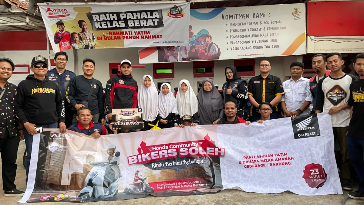 Para bikers Honda memberikan paket sembako Panti Asuhan Yatim & Dhuafa Mizan Amanah Gedebage, Bandung.