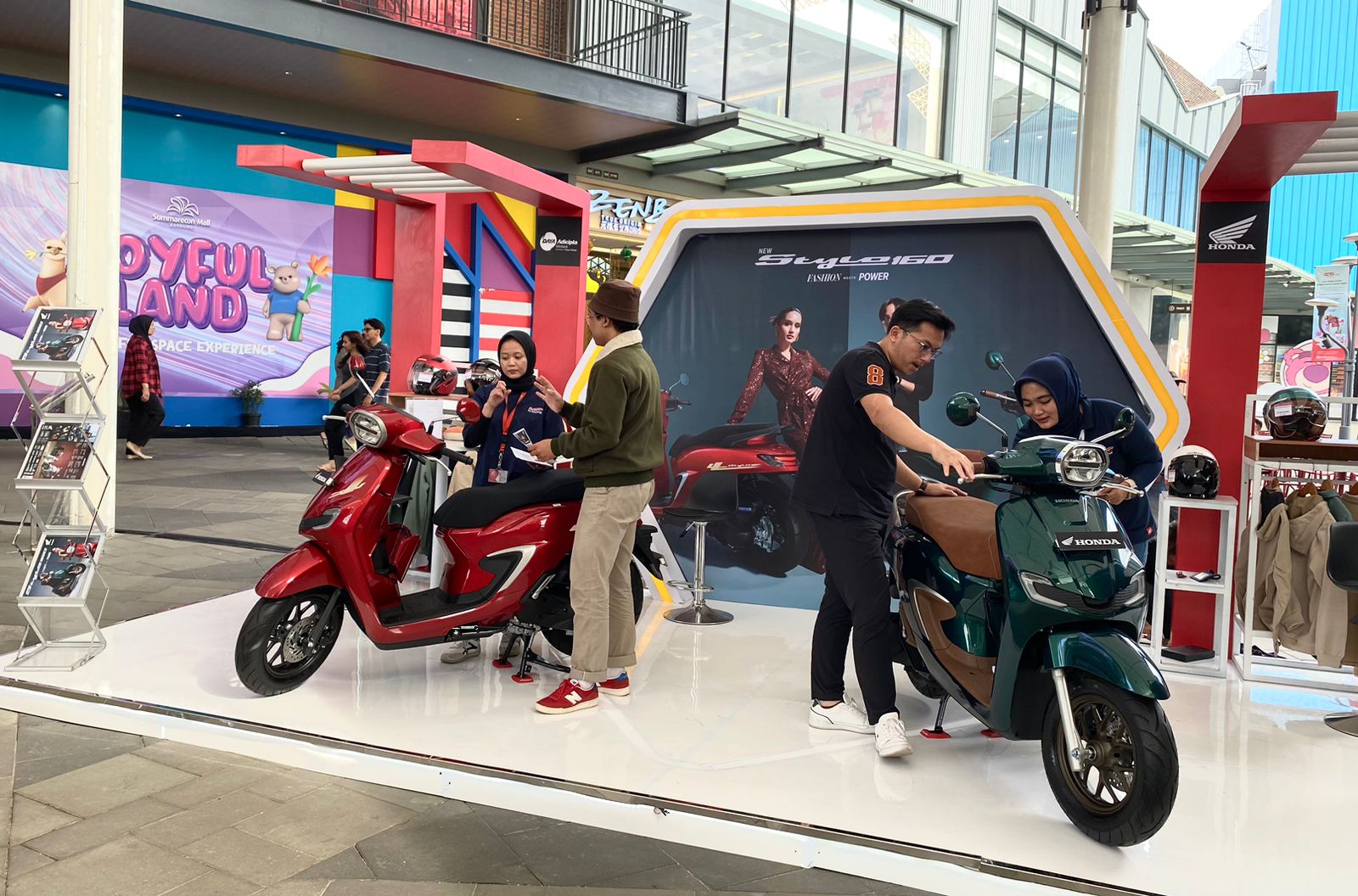Frontline People Sepeda Motor Honda sedang menjelaskan fitur-fitur unggulan All New Honda Stylo 160 kepada konsumen di acara Honda Premium Matic Day Bandung 