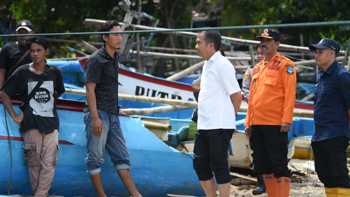 Pj. Gubernur Jabar Tinjau Lokasi Bencana Banjir Rob di Rancabuaya