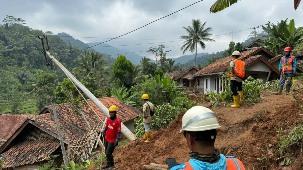 Bantuan PLN dalam meringankan korban Tanah longsor di Kabupaten Bandung Barat.
