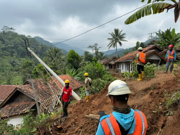 Bantuan PLN dalam meringankan korban Tanah longsor di Kabupaten Bandung Barat.