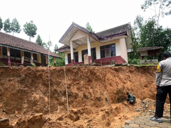 Badan Geologi Kementerian Energi dan Sumber Daya Mineral (KESDM) saat meninjau lokasi pergerakan tanah di Desa Cibedug, Kecamatan Rongga, KBB. Foto dok Jabarekspres