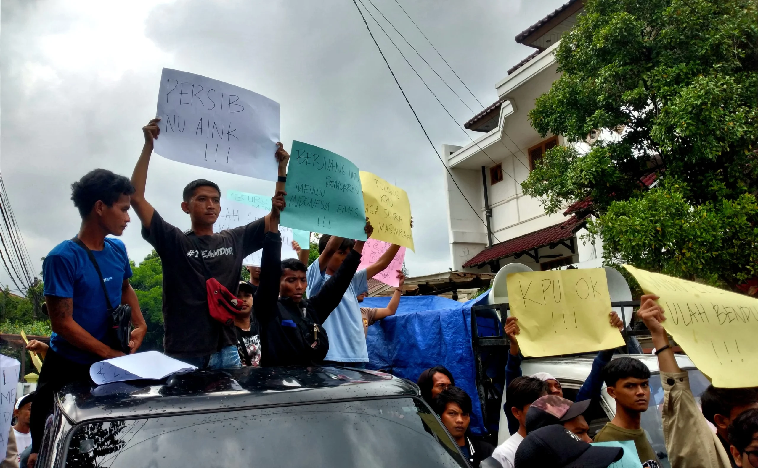 Kantor KPU Jabar Digeruduk Massa, Rekapitulasi Diwarnai Aksi Demo