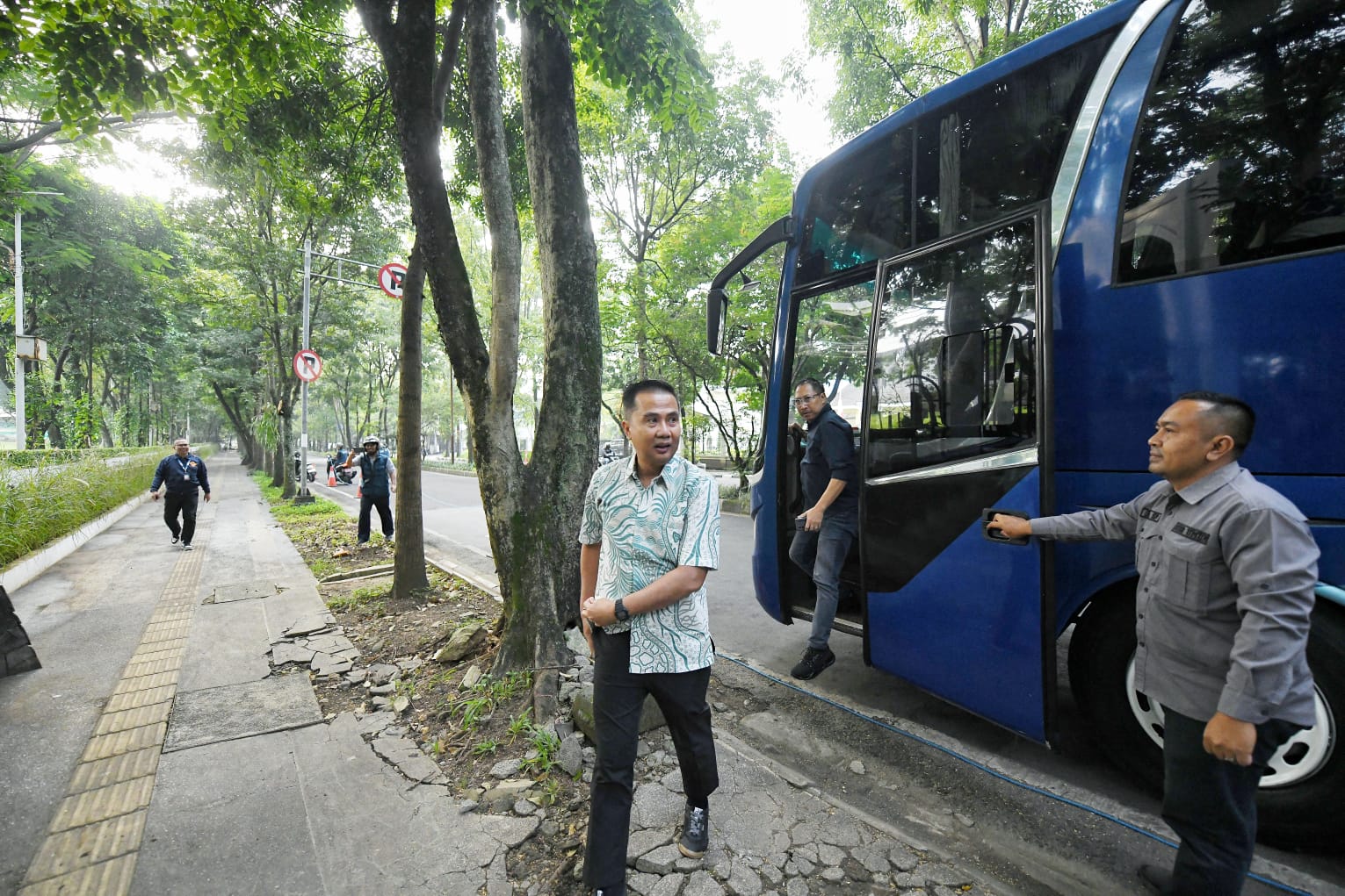 Bey Machmudin Ngantor ke Gedung Sate Naik Bus Bersama Pegawai