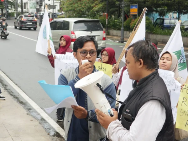 Kabid Kebijakan Publik KAMMI Jabar, Yusron Hidayat (jaket abu-abu), saat mengungkapkan aspirasi di depan Kantor Bank Indonesia (BI) Jawa Barat, Kota Bandung, Kamis (7/3).