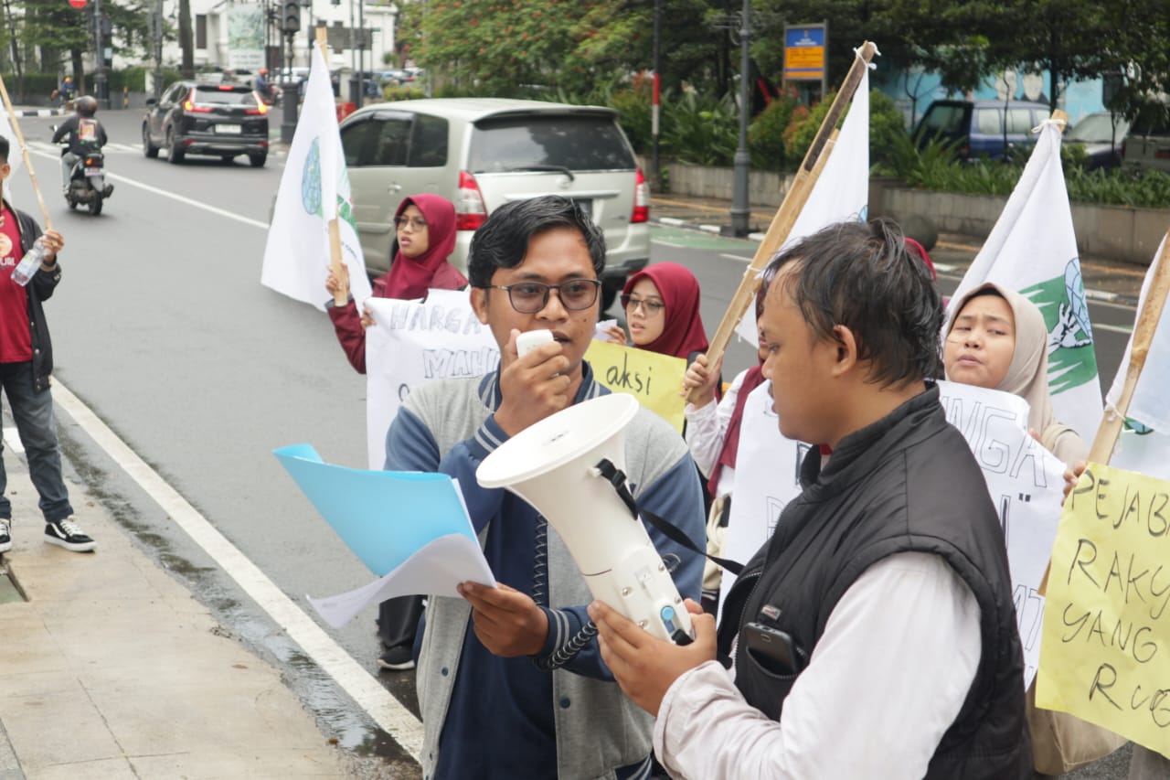 Kabid Kebijakan Publik KAMMI Jabar, Yusron Hidayat (jaket abu-abu), saat mengungkapkan aspirasi di depan Kantor Bank Indonesia (BI) Jawa Barat, Kota Bandung, Kamis (7/3).