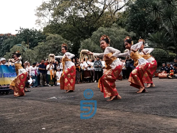 Doc. Penampilan Tari Pendet Bali Dihadapan Tamu Undangan dalam Acara Pawai Budaya di Pussen Arhanud Cimahi, Minggu 10 Maret 2024 (Mong)