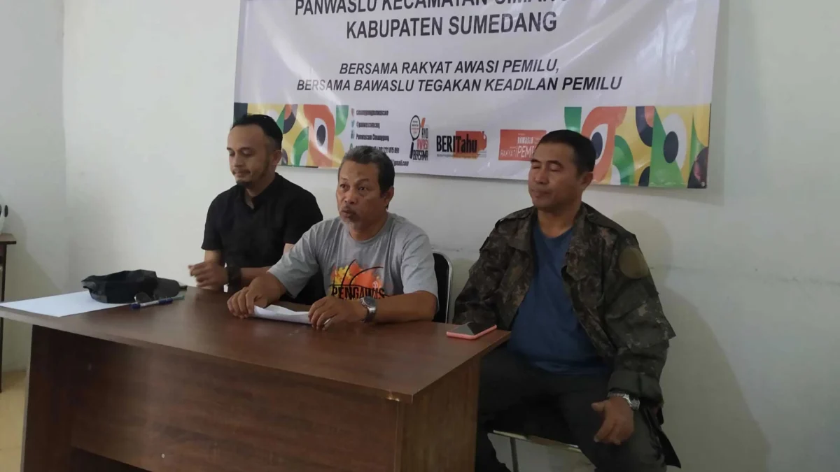 Ketua Panwascam Cimanggung, Ajang Tayudin (tengah) saat memberikan pemaparan hasil pengawasan Pemilu 2024 di wilayahnya. (Yanuar/Jabar Ekspres)