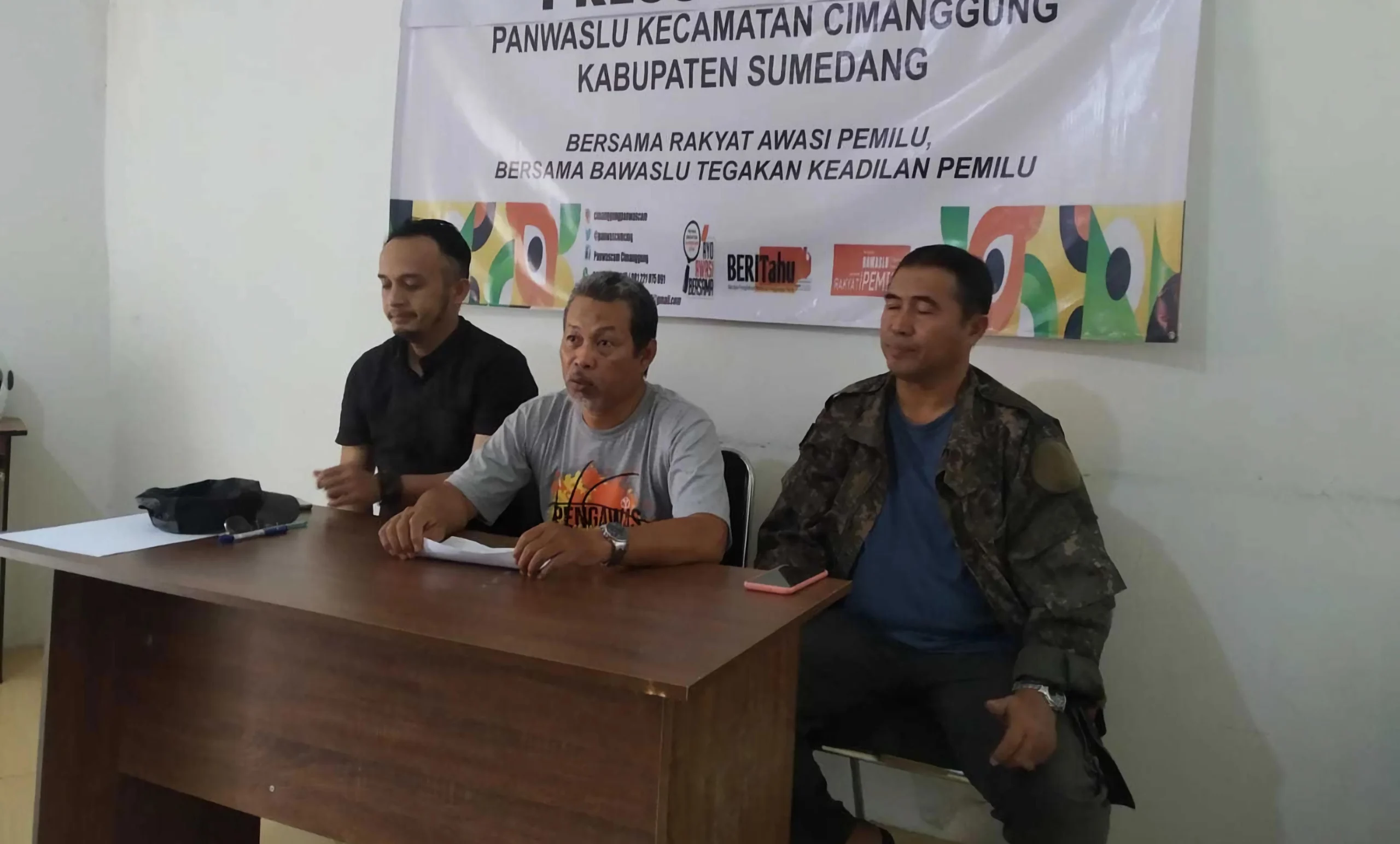 Ketua Panwascam Cimanggung, Ajang Tayudin (tengah) saat memberikan pemaparan hasil pengawasan Pemilu 2024 di wilayahnya. (Yanuar/Jabar Ekspres)