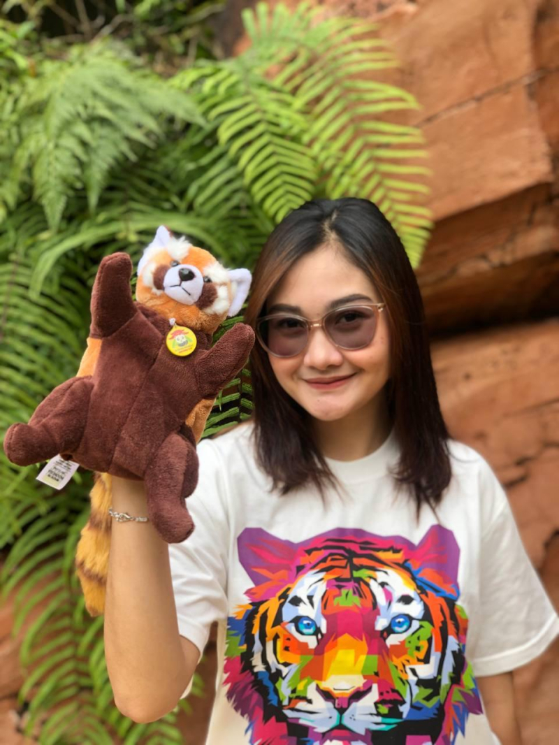 Liburan Seru di Taman Safari Bogor, Yuk Borong Promo Souvenir 'Magnetic Shoulder Plush' di Safari Wonders!