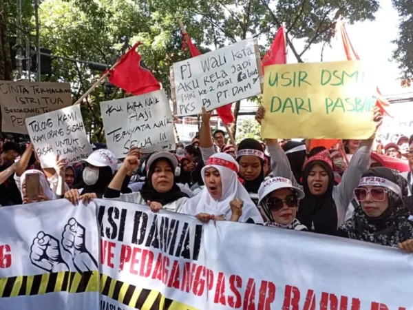 Dok. Ribuan Pedagang Pasar Baru Bandung saat gelar aksi unjuk rasa, di wilayah Pemerintah Kota Bandung, beberapa waktu lalu.