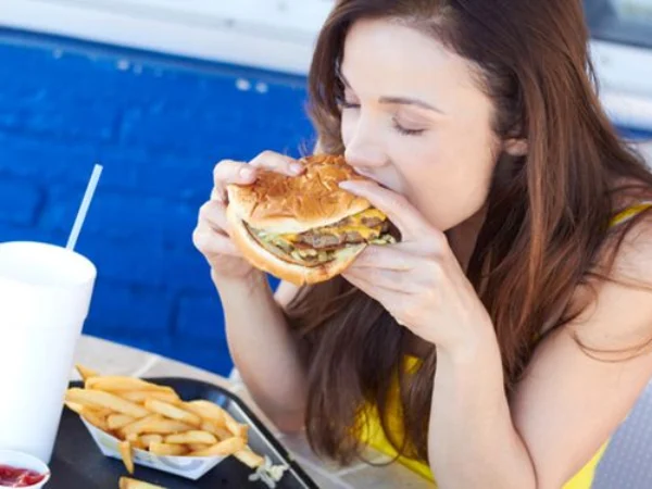 Pahami Bahayanya Sering Makan Fast Food, Bisa Alami Resiko Ini!