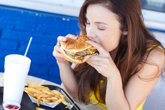 Pahami Bahayanya Sering Makan Fast Food, Bisa Alami Resiko Ini!