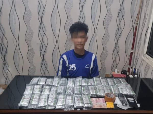 YJ (25 tanun) dan S (25 tahun) pengedar obat keras terbatas dan narkotika, yang kini diamankan pihak kepolisian. Dok Humas Polres Sukabumi Kota.
