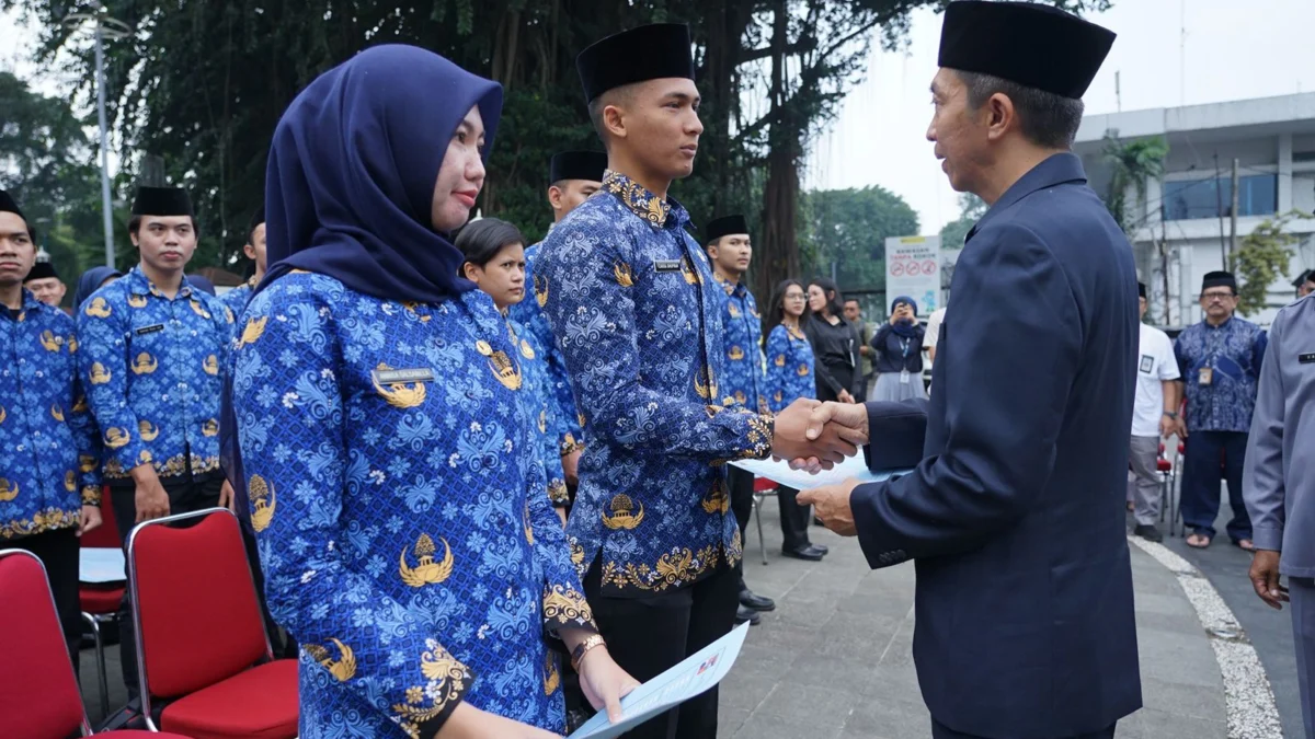 Wakil Wali Kota Bogor, Dedie A. Rachim saat melantik puluhan ASN, Jumat (22/3). (Yudha Prananda / Jabar Ekspres)