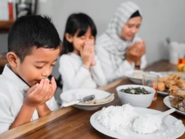 ILUSTRASI mengajarkan anak untuk puasa Ramadan. (freepik)
