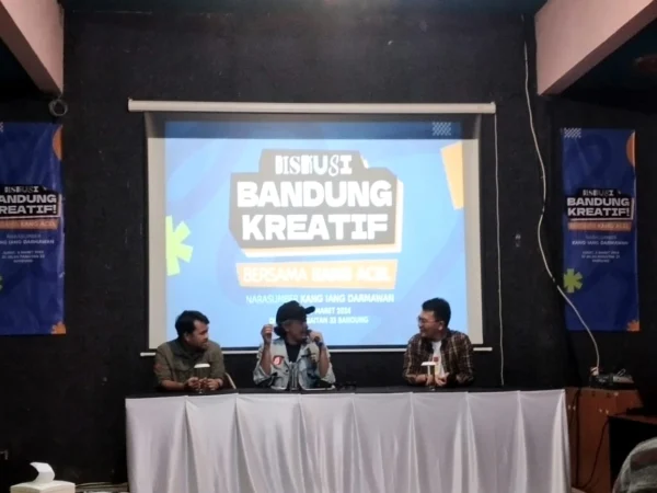 Kang Acel (Kanan) saat Diskusi Bandung Kreatif bersama perwakilan seniman Bandung.