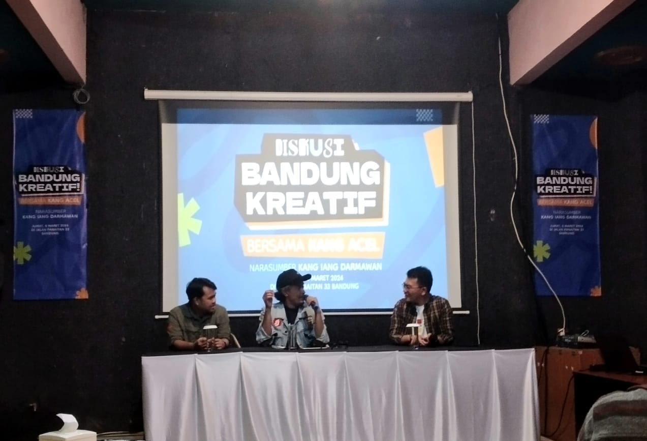 Kang Acel (Kanan) saat Diskusi Bandung Kreatif bersama perwakilan seniman Bandung.