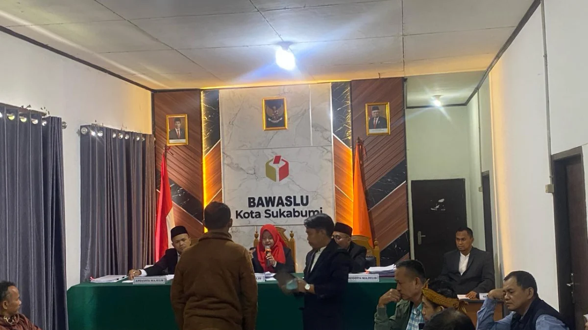 Suasana sidang dugaan pelanggaran pemilu di kantor Bawaslu Kota Sukabumi. Riki/Jabar Ekspres