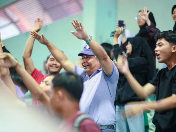 Calon Wali Kota Banjar Bambang Hidayah nampak akrab dengan generasi Z dan milenial dalam salah satu ajang olah raga di Sport Center Kota Banjar belum lama ini. (istimewa)