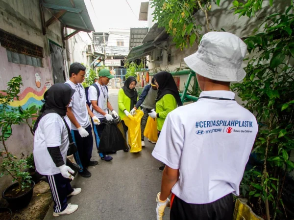 Kelompok anak dan orang muda-Child Campaigner Save the Children Indonesia di Jakarta menginisiasi aksi bersih dan pilah sampah di Kelurahan Sunter Jaya dan Kelurahan Sunter Agung