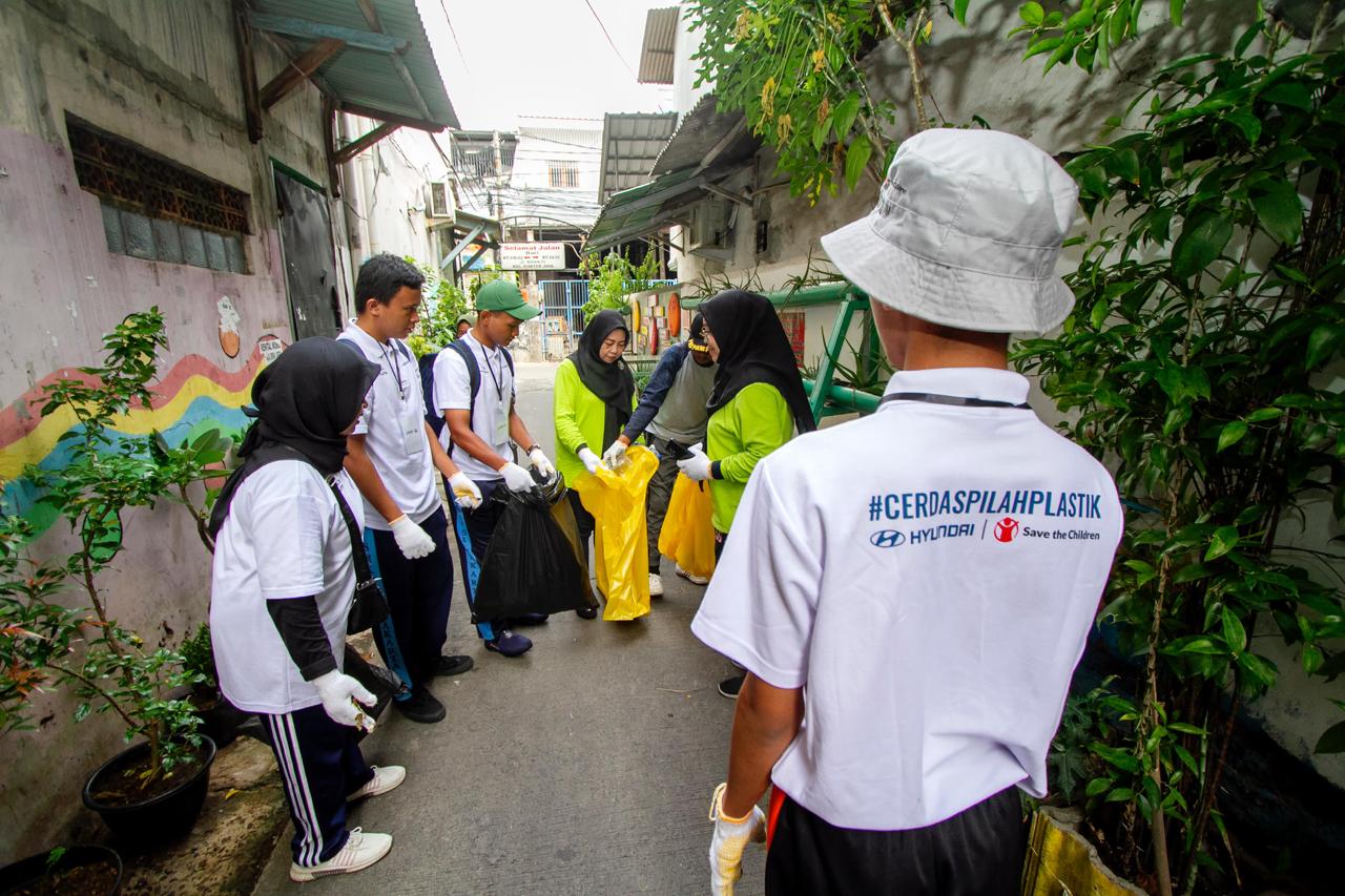 Kelompok anak dan orang muda-Child Campaigner Save the Children Indonesia di Jakarta menginisiasi aksi bersih dan pilah sampah di Kelurahan Sunter Jaya dan Kelurahan Sunter Agung