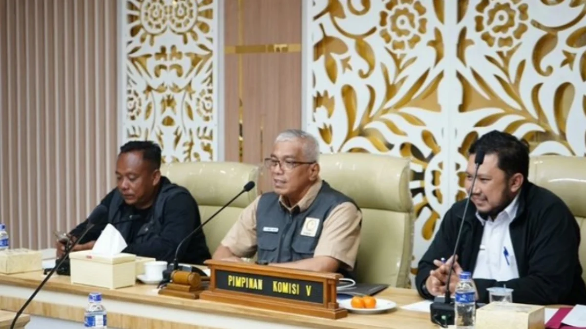 Abdul Hadi Wijaya (tengah) saat menerima perwakilan buruh di DPRD Jabar beberapa waktu lalu.