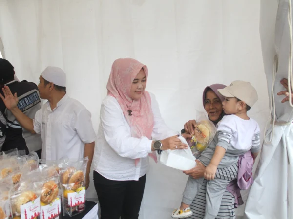 Sekertaris DPRD Kabupaten Bogor Yunita Mustika Putri saat memberikan makanan buka puasa kepada warga. Foto : Sandika Fadilah/Jabarekspres.com