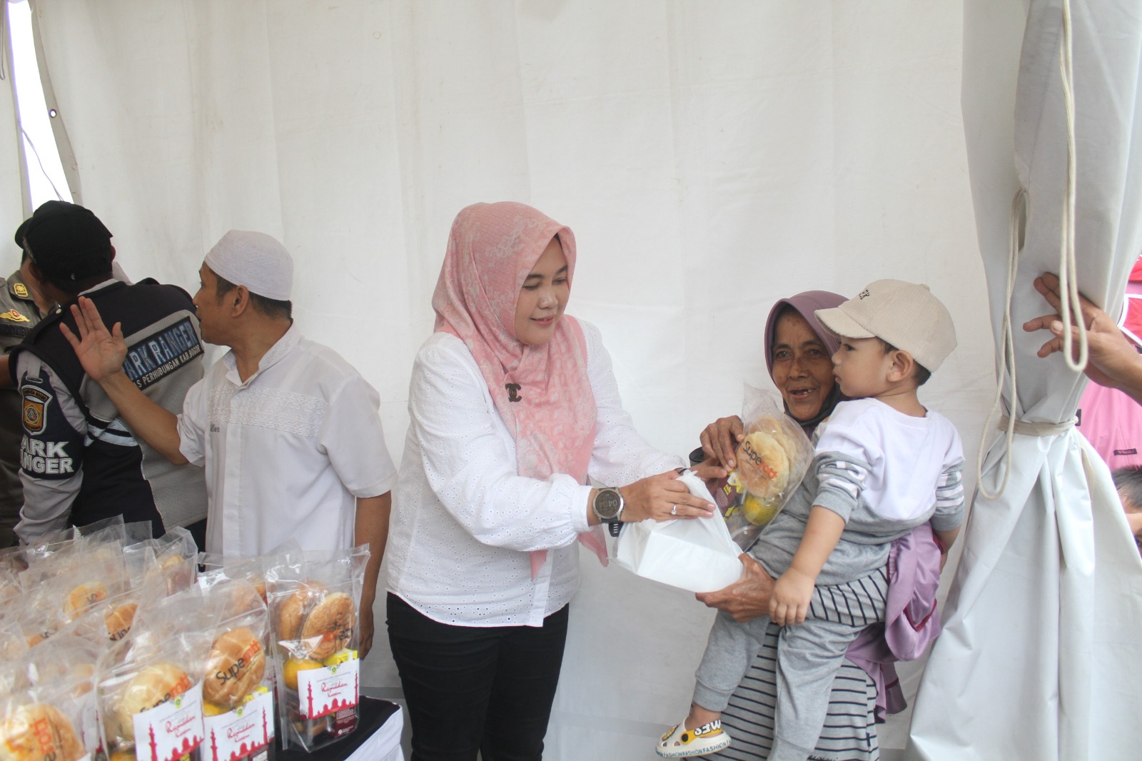 Sekertaris DPRD Kabupaten Bogor Yunita Mustika Putri saat memberikan makanan buka puasa kepada warga. Foto : Sandika Fadilah/Jabarekspres.com