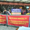 Sejumlah konsumen yang bergabung dalam Paguyuban Konsumen Perumahan Pramestha Mountain City di kawasan Dago Giri, Lembang, Kabupaten Bandung Barat, menggelar aksi unjuk rasa menuntut pertanggung jawaban pengembang, Kamis 28 Maret 2024.