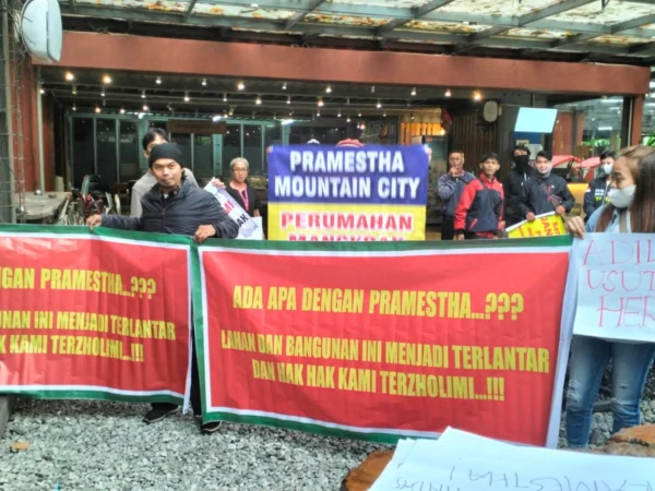 Sejumlah konsumen yang bergabung dalam Paguyuban Konsumen Perumahan Pramestha Mountain City di kawasan Dago Giri, Lembang, Kabupaten Bandung Barat, menggelar aksi unjuk rasa menuntut pertanggung jawaban pengembang, Kamis 28 Maret 2024.