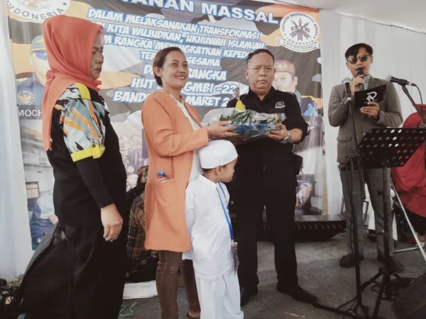 Ketua GMBI Distrik Kota Bandung Moch Mashur saat menyerahkan bingkisan kepada salah seorang peserta khitanan massal di Kantor Sekretariat GMBI Distrik Kota Bandung, Jalan Peta, Bojongloa Kidul, Kota Bandung, Jumat 8 Maret 2024.