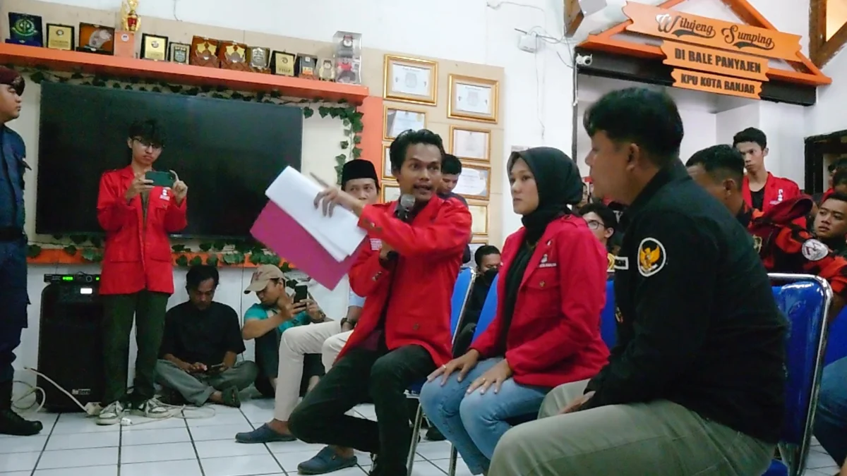 aktivis GMNI dan Ormas Pemuda Pancasila saat beraudensi dengan KPU Kota Banjar, pekan lalu. (Cecep Herdi/Jabar Ekapres).