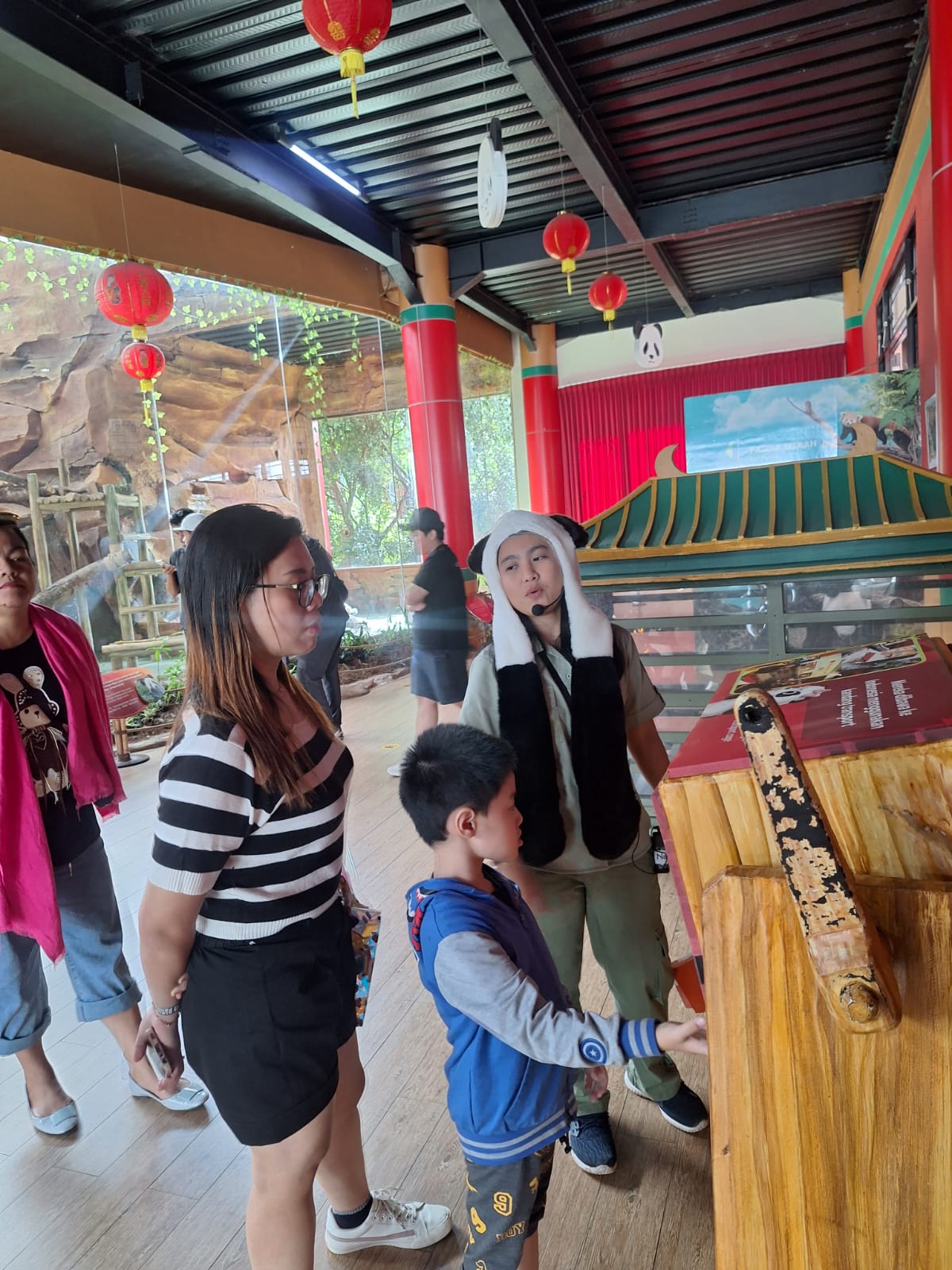 Petugas Taman Safari Bogor sedang memberikan penjelasan terkait panda kepada pngunjung.