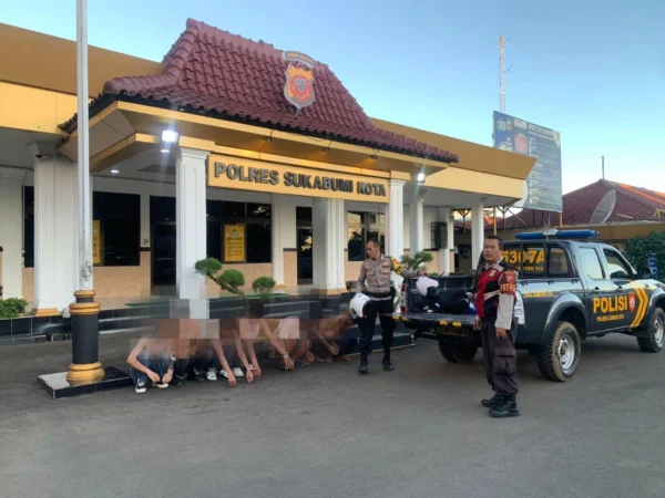 9 remaja yang kedapatan konvoi kendaran bermotor saat diamankan di Mapolres Sukabumi Kota, Dok Humas Polres Sukabumi kota.