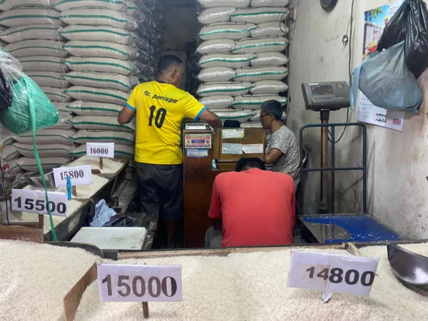 Suasana para pedagang beras saat beraktivitas di kiosnya, di Pasar Baru, Kota Bandung, pada Selasa (26/3).