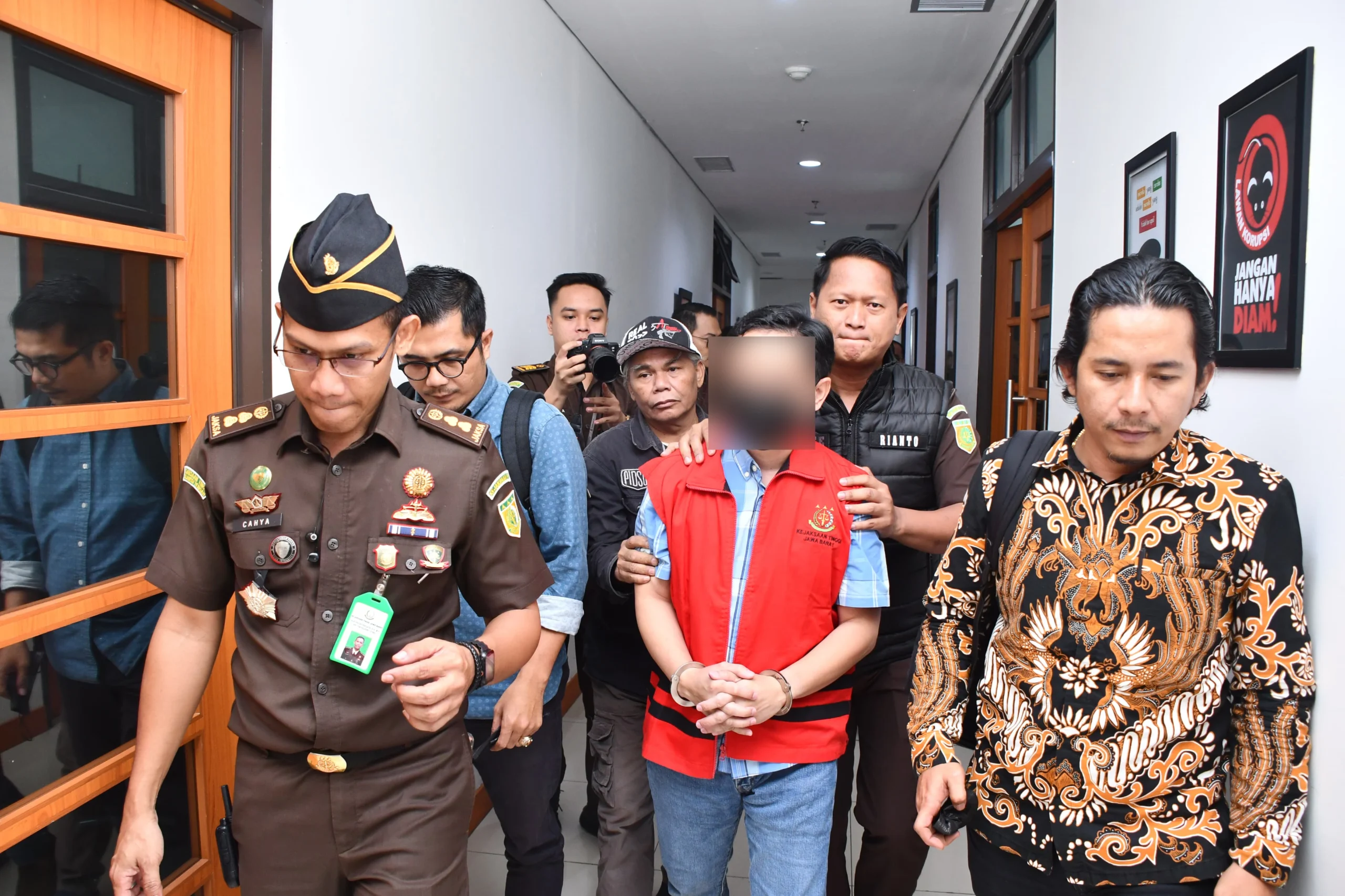 Kepala BKPSDM Kabupaten Majalengka Irfan Nur Alam (INA) saat diringkus tim dari Kejaksaan Tinggi Negeri Jawa Barat, Selasa 26 Maret 2024. (Istimewa)