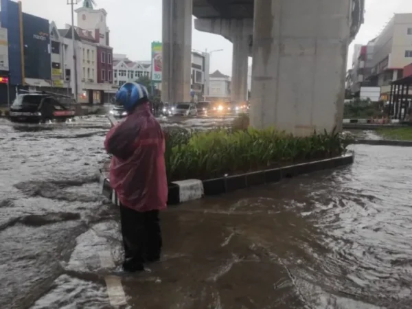 Dok. Warga melintas di jalan yang terendam banjir (Antara)