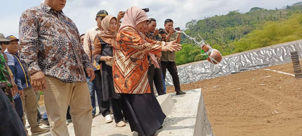 Pj Wali Kota Banjar Hj Ida Wahida Hidayati saat meresmikan TPA Cibeureum milik Pemkot Banjar di Desa Cibeureum Kecamatan Banjar Kota Banjar Jawa Barat Kamis 28 Desember 2023. (Cecep Herdi/Jabar Ekspres)