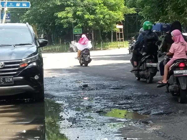 Ilustrasi: Para pengedara saat melintasi jalan rusak di wilayah Villa Bogor Indah, Ciparigi, Kecamatan Bogor Utara, Jumat (1/3). (Yudha Prananda / Jabar Ekspres)