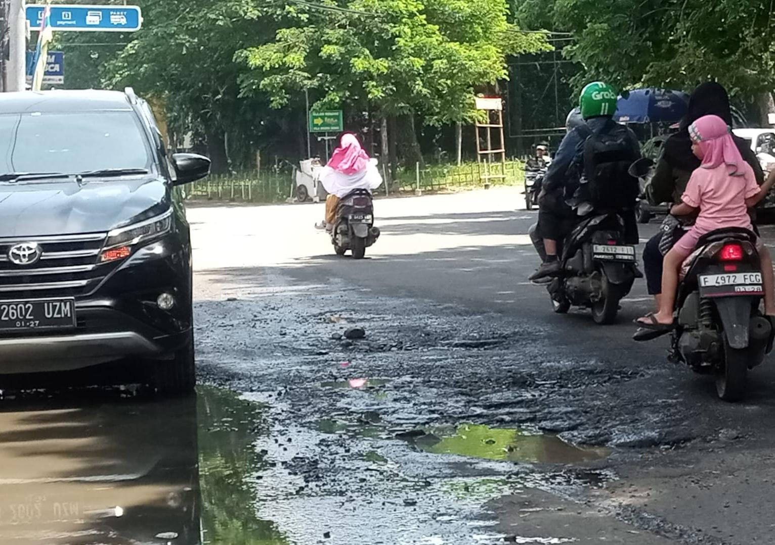 Ilustrasi: Para pengedara saat melintasi jalan rusak di wilayah Villa Bogor Indah, Ciparigi, Kecamatan Bogor Utara, Jumat (1/3). (Yudha Prananda / Jabar Ekspres)