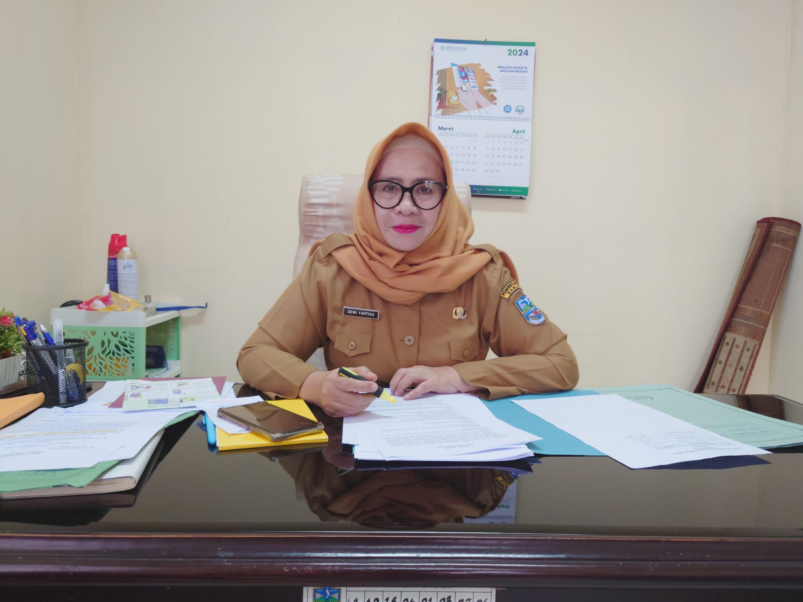 Kepala Bidang Hubungan Industrial dan Jaminan Sosial, Dewi Fartika saat ditemui di ruang kerjanya, Senin 25 Maret 2024. (Cecep Herdi/Jabar Ekspres)
