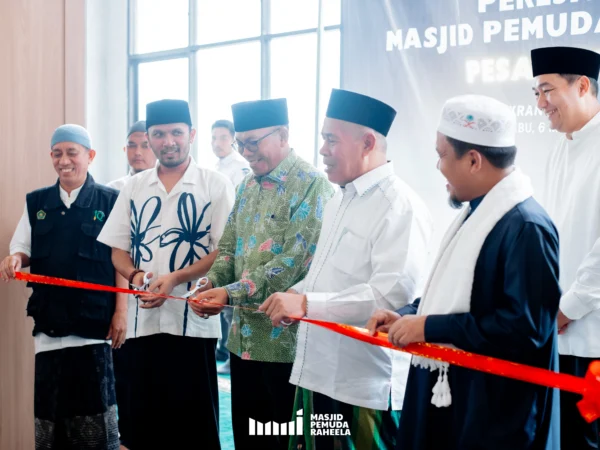 Peresmian Masjid Pemuda Raheela ditandai dengan pemotongan pita yang dipimpin Ketua Tanfidziyah PWNU Jawa Barat, KH Juhadi Muhammad, Rabu 6 Maret 2024.