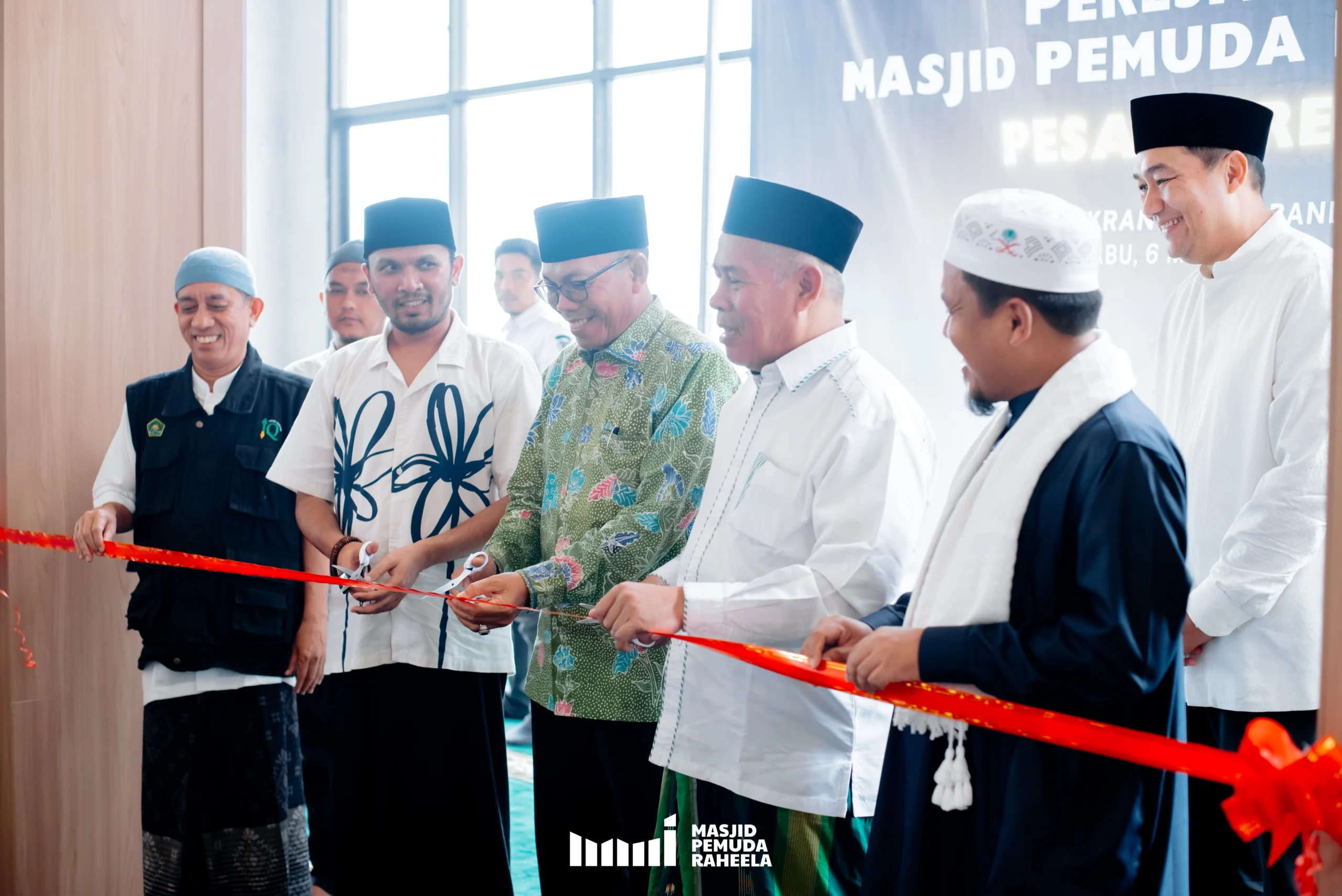 Peresmian Masjid Pemuda Raheela ditandai dengan pemotongan pita yang dipimpin Ketua Tanfidziyah PWNU Jawa Barat, KH Juhadi Muhammad, Rabu 6 Maret 2024.