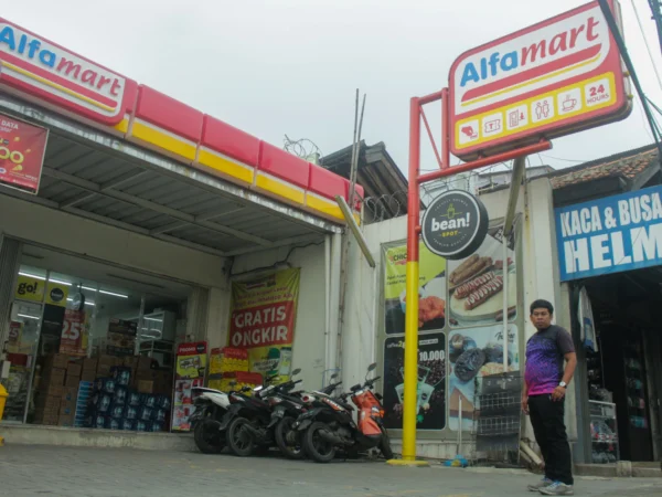 Ilustrasi minimarket 24jam di kawasan Cibiru Wetan, Kabupaten Bandung. (Pandu Muslim/Jabar Ekspres)