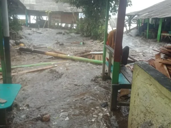 Banjir rob yang menerjang pesisir selatan Sukabumi, Selasa (12/3).