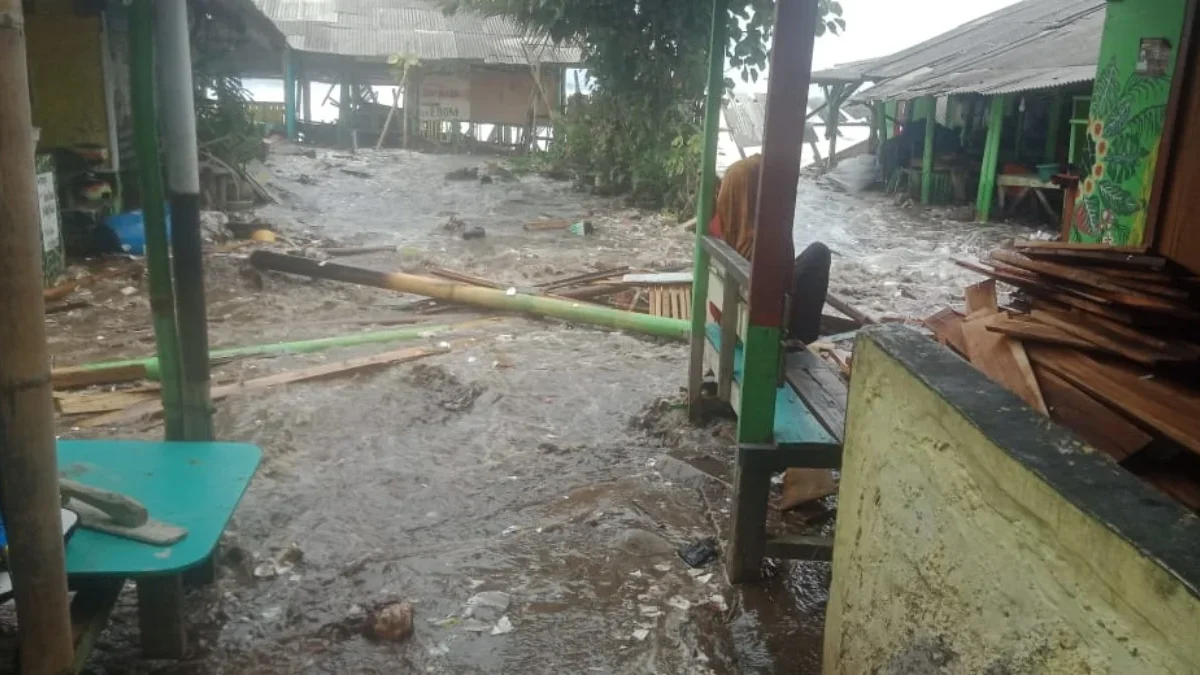 Banjir rob yang menerjang pesisir selatan Sukabumi, Selasa (12/3).