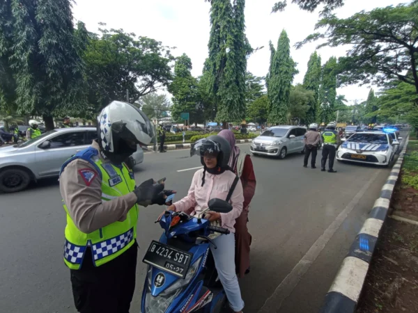 Operasi keselamatan Lodaya di Jalan Tegar Beriman, Kabupaten Bogor, Selasa (5/3). Foto: Sandika Fadilah/Jabarekspres.com