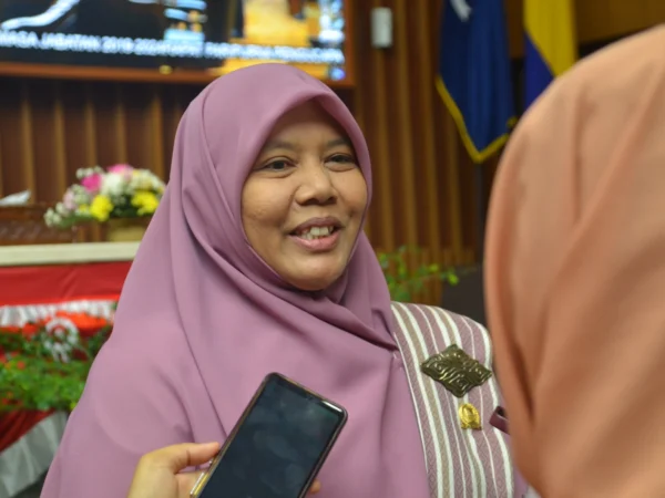Anggota Pansus 9 Siti Marfuah yang menjelaskan alasan peredaran minol tidak dilarang di Kota Bandung.